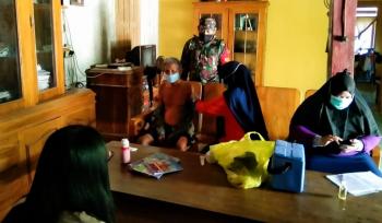 Babinsa Koramil Trucuk Bojonegoro Dampingi Warga Kanten Ikuti Vaksinasi